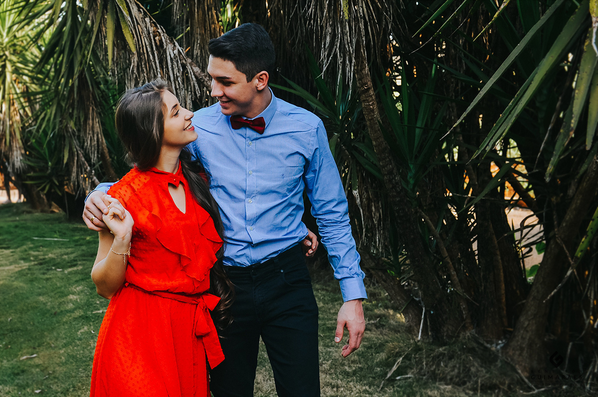 Noivos andando abraçados