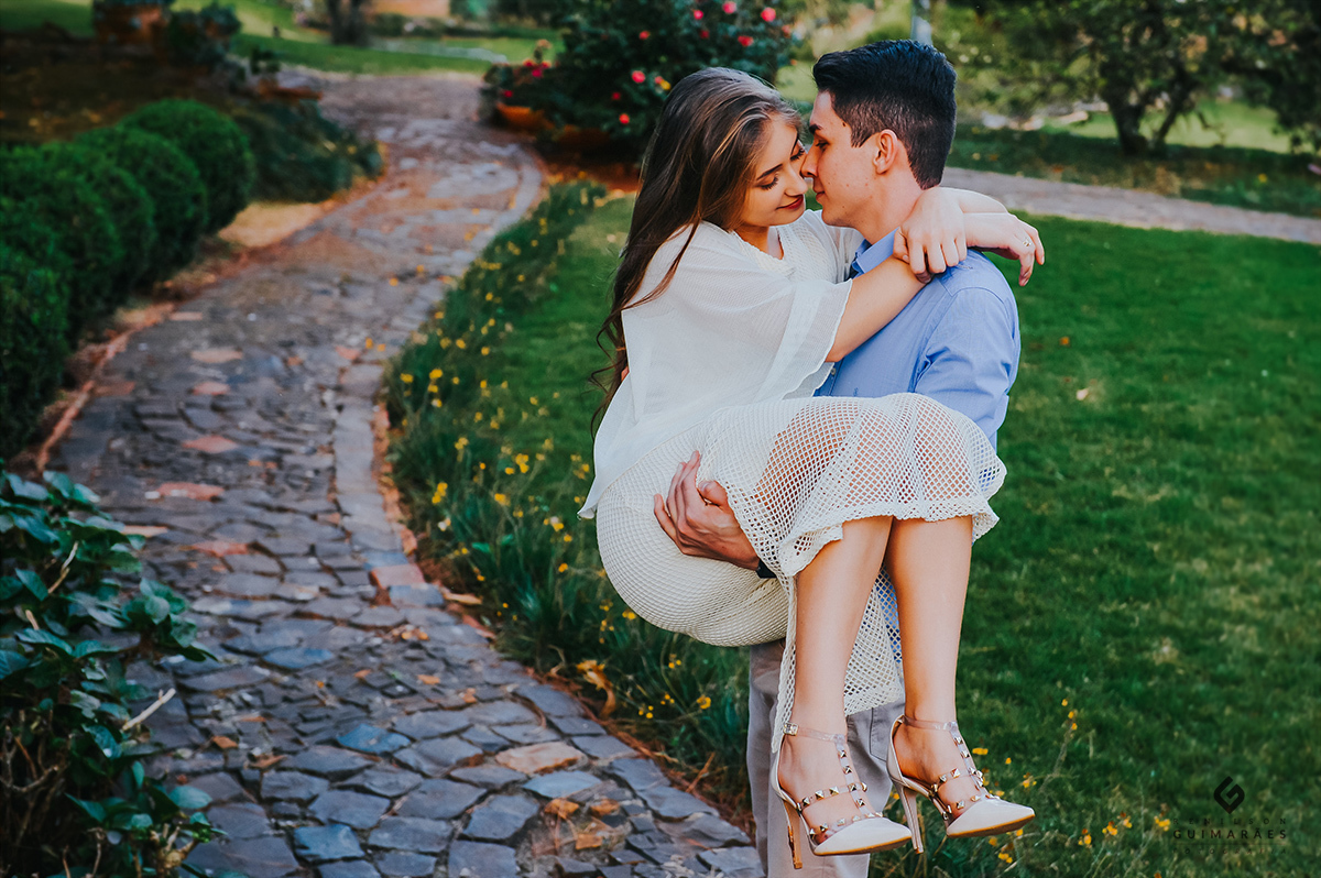 Noivo pegando a noiva no colo