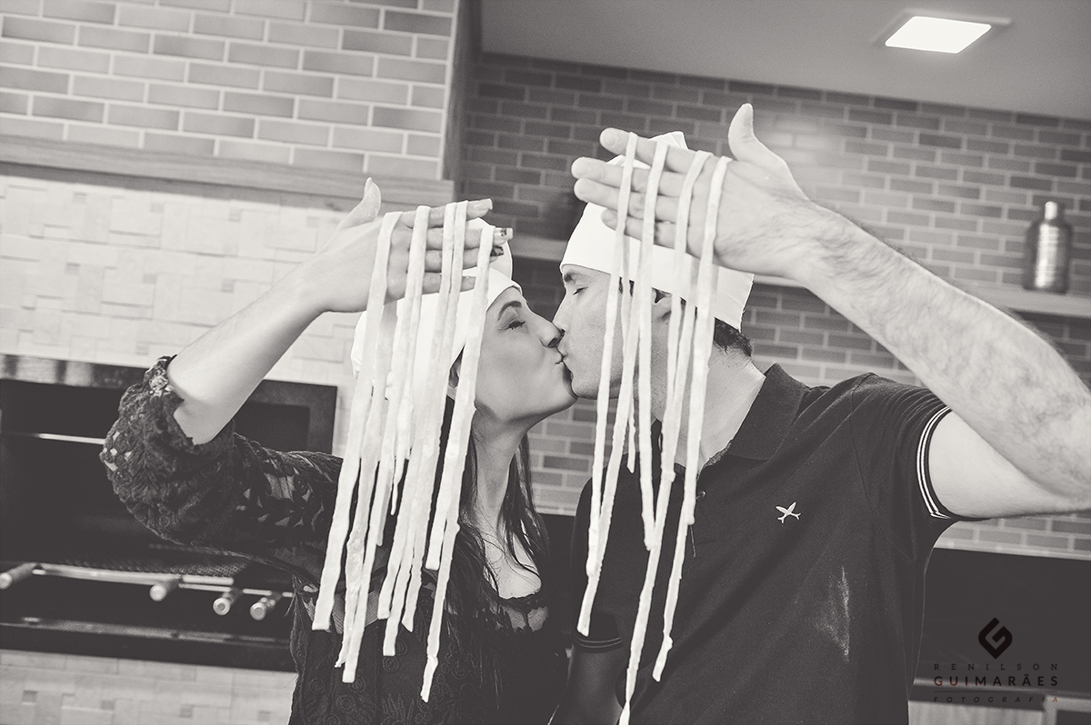 Noivos na cozinha fazendo macarrão