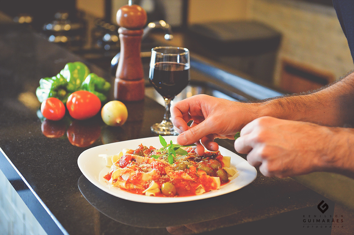 Noivos na cozinha - gastronomia - gourmet- macarrão