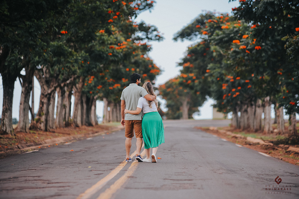 Foto dos noivos abraçados no meio da rua no pré-casamento
