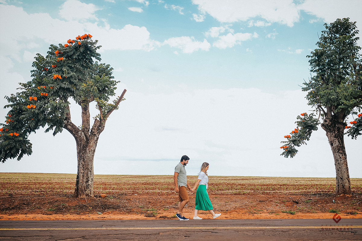 O casal de noivos andando de mãos dadas