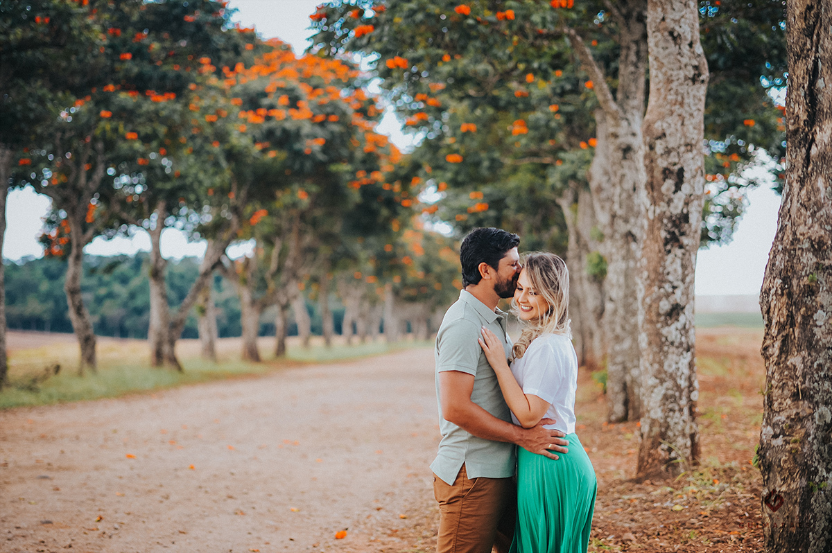 Ensaio pré-wedding feito na estrada de terra em bela vista do paraíso