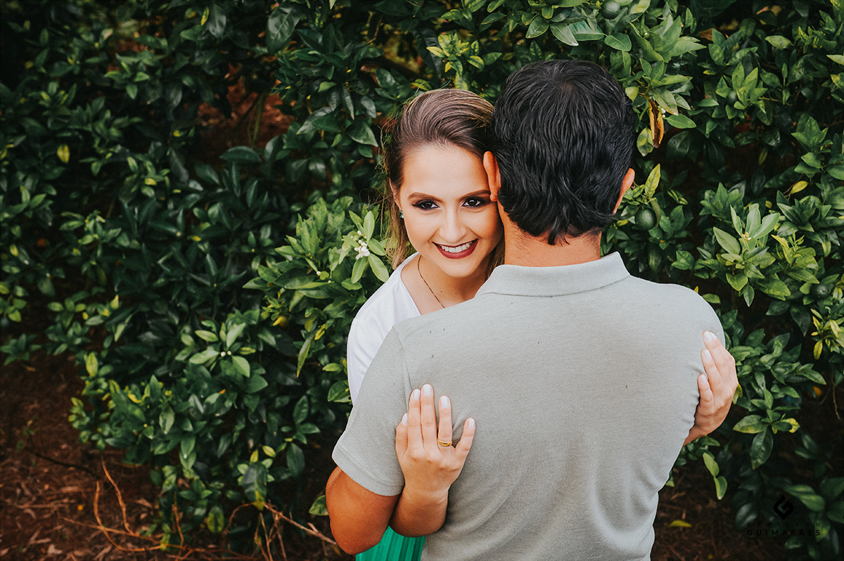 Ensaio pré-casamento na plantação de laranjas