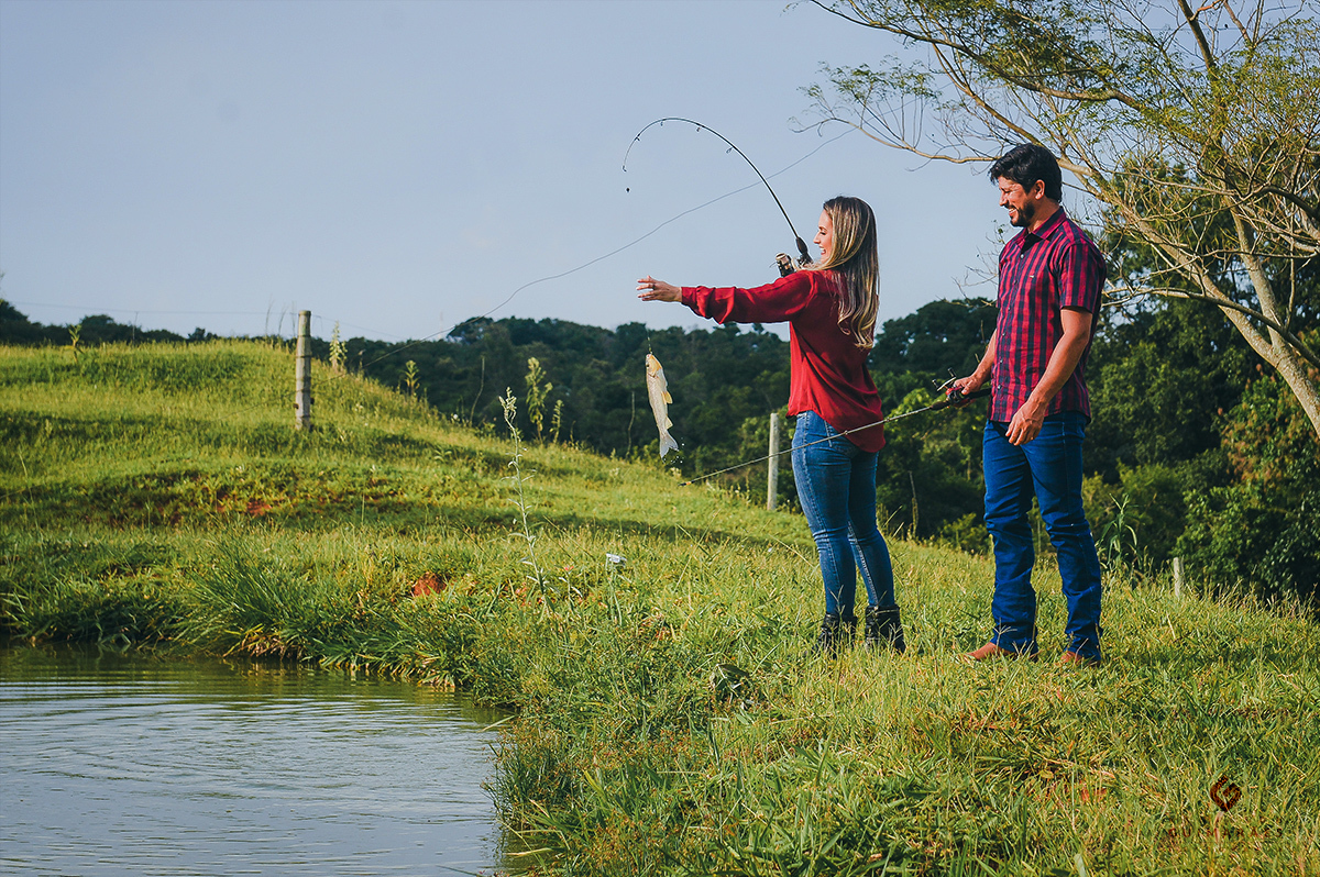 Noivos pescando juntos