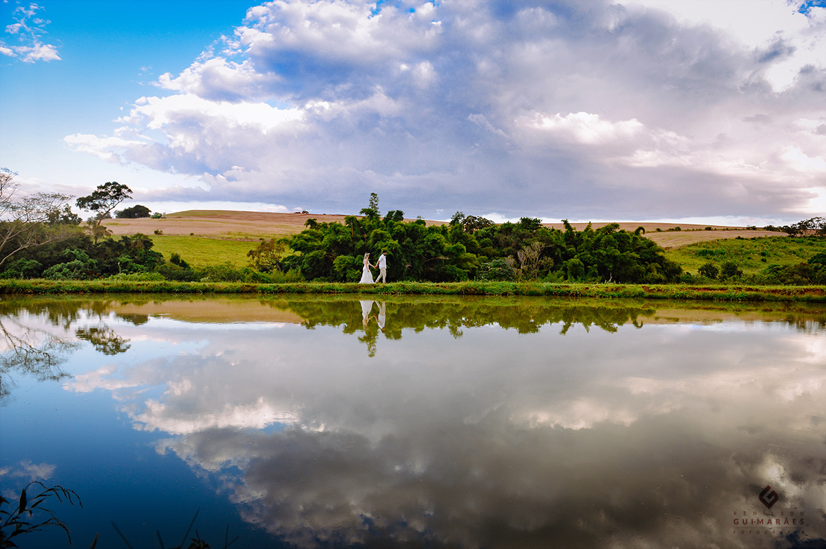 Foto dos noivos com reflexo no lago