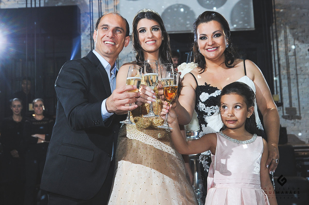 15 anos Julia - brinde com a família