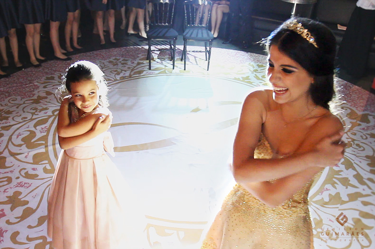 15 anos Julia - dança com a irmã