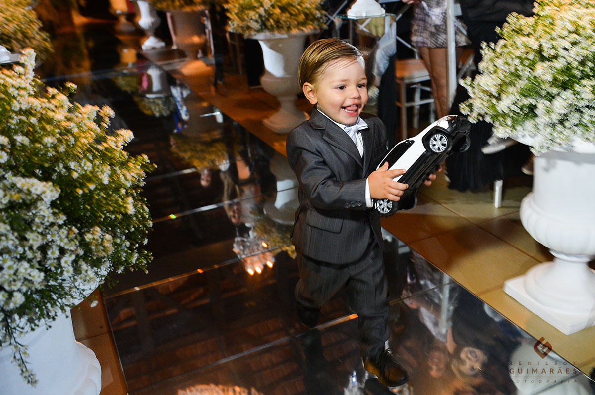 Casamento Beto e Renata - Entrada das alianças Village Eventos