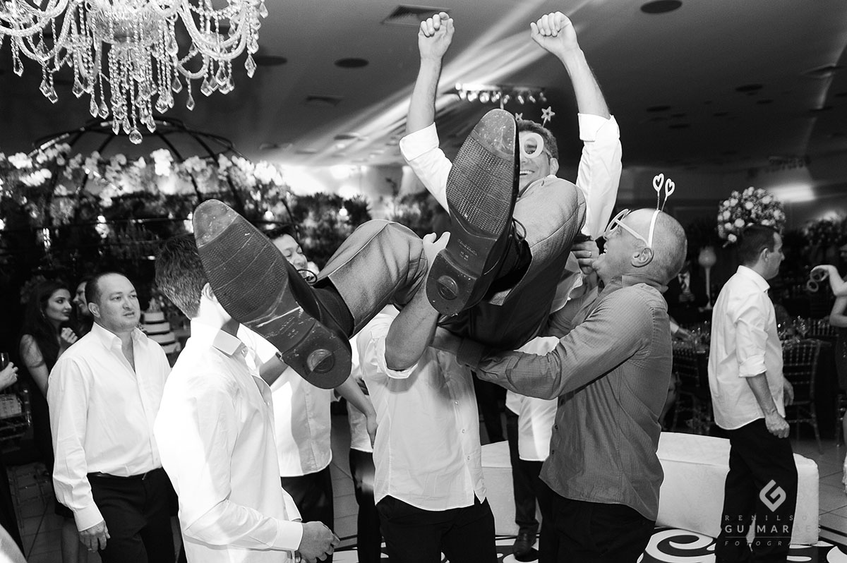 Casamento Beto e Renata - Village Eventos - amigos dos noivos