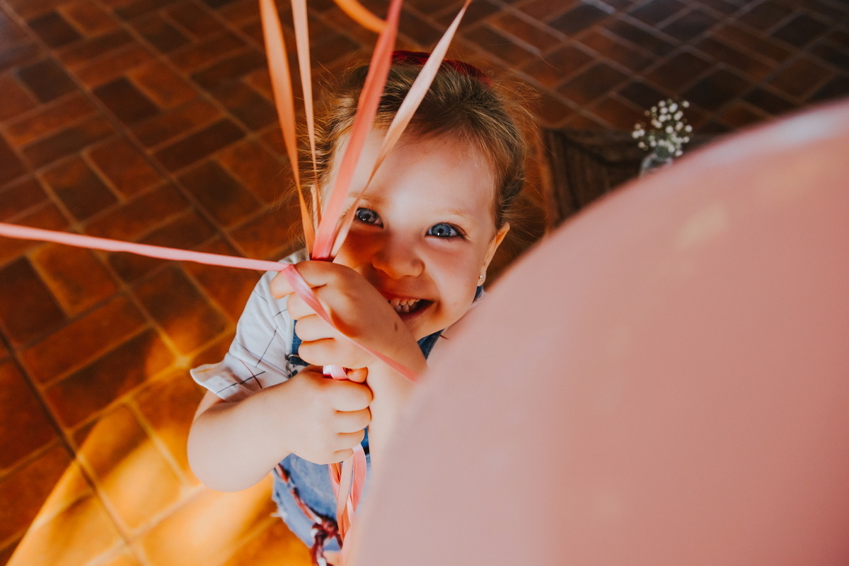 Menina brincando com balões