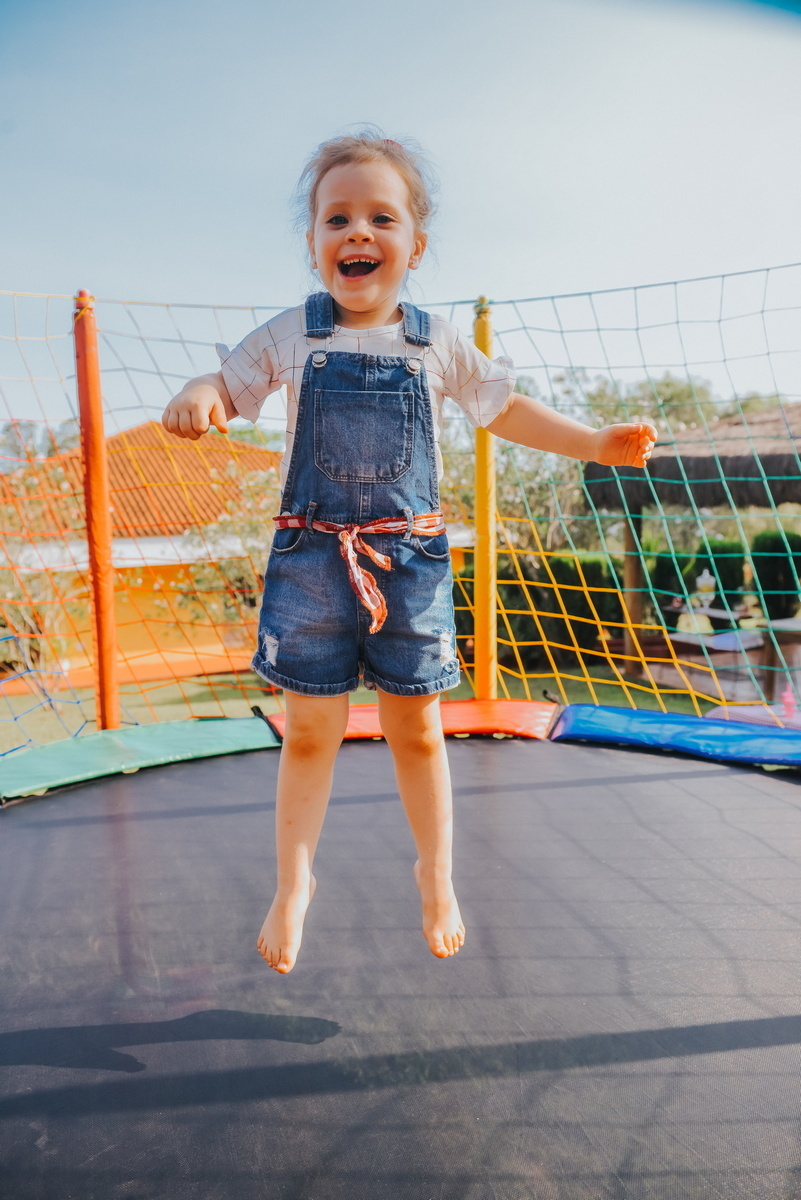 Pulando na cama elástica