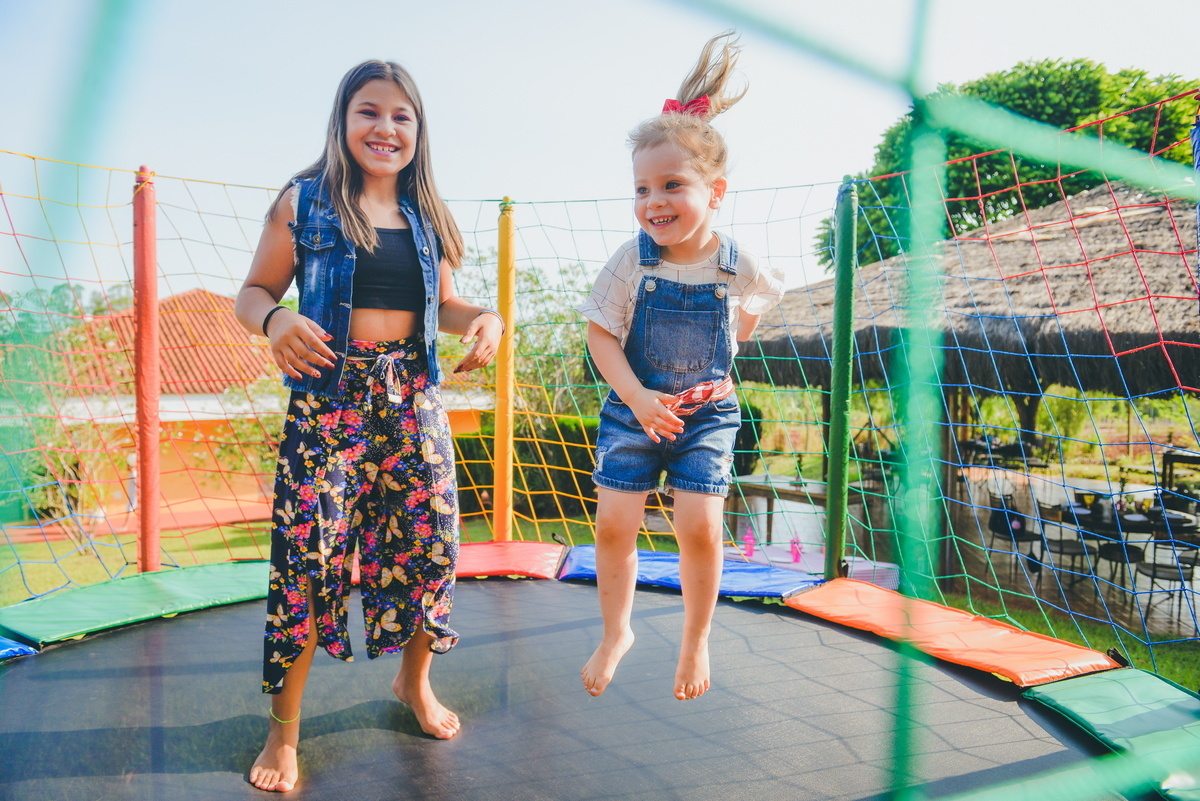 Crianças brincando na cama elástica