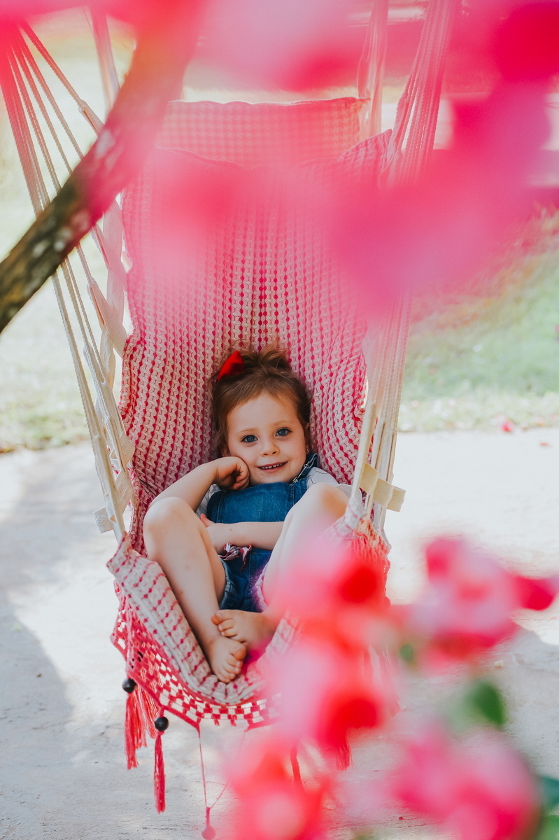 Menina descansando na rede