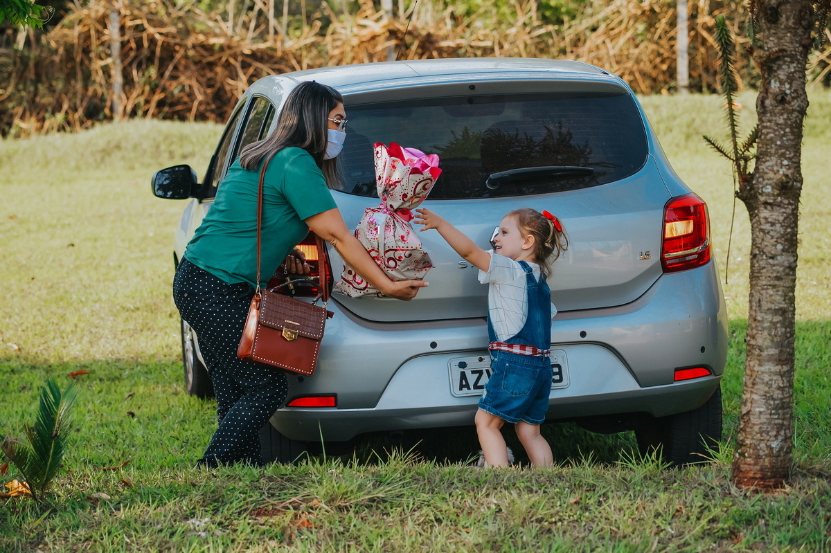 Recebendo um presente da tia
