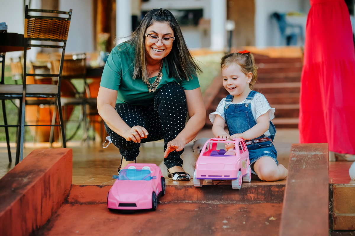A Clara brincando com carrinhos