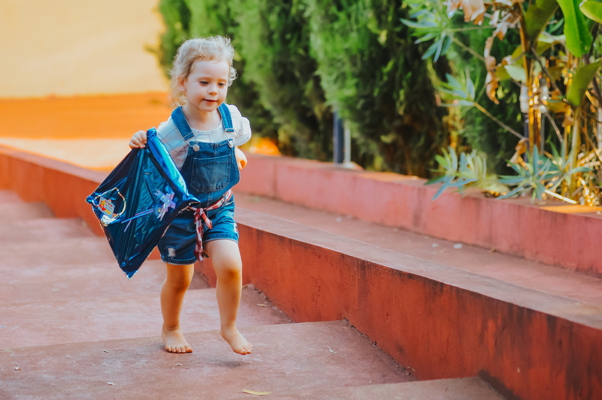 Levando o presente do aniversário para abrir
