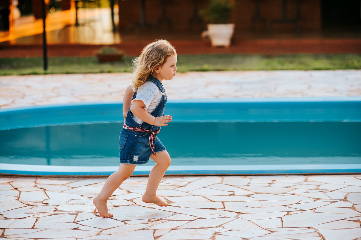 Correndo do lado da piscina