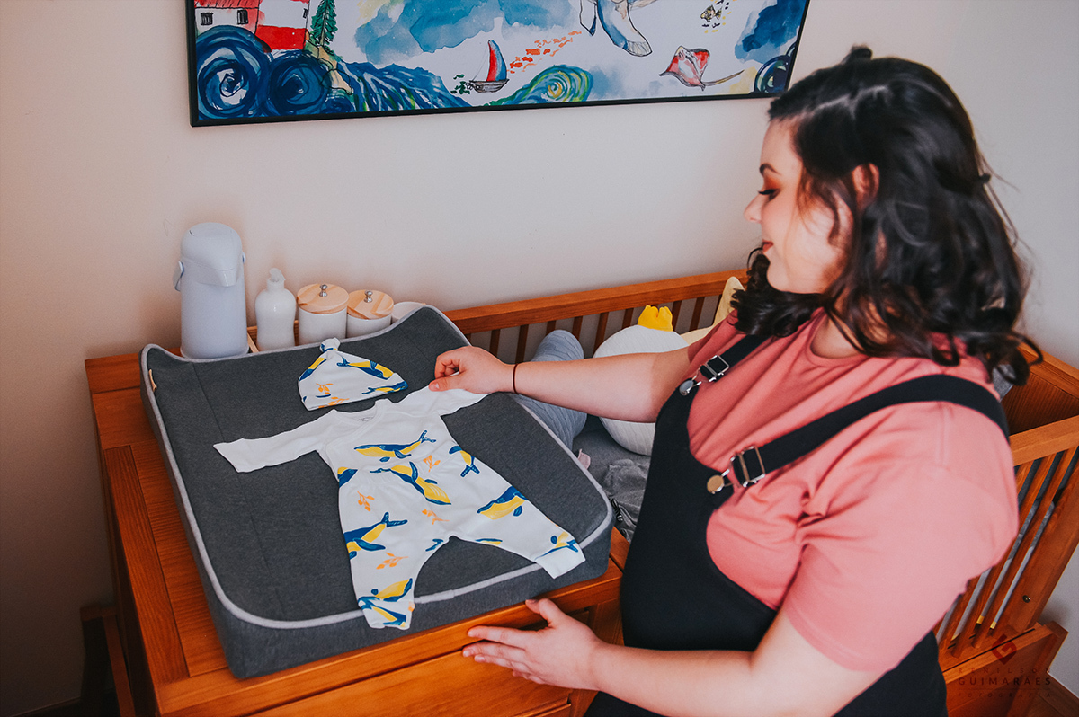 arrumando a roupa do bebê