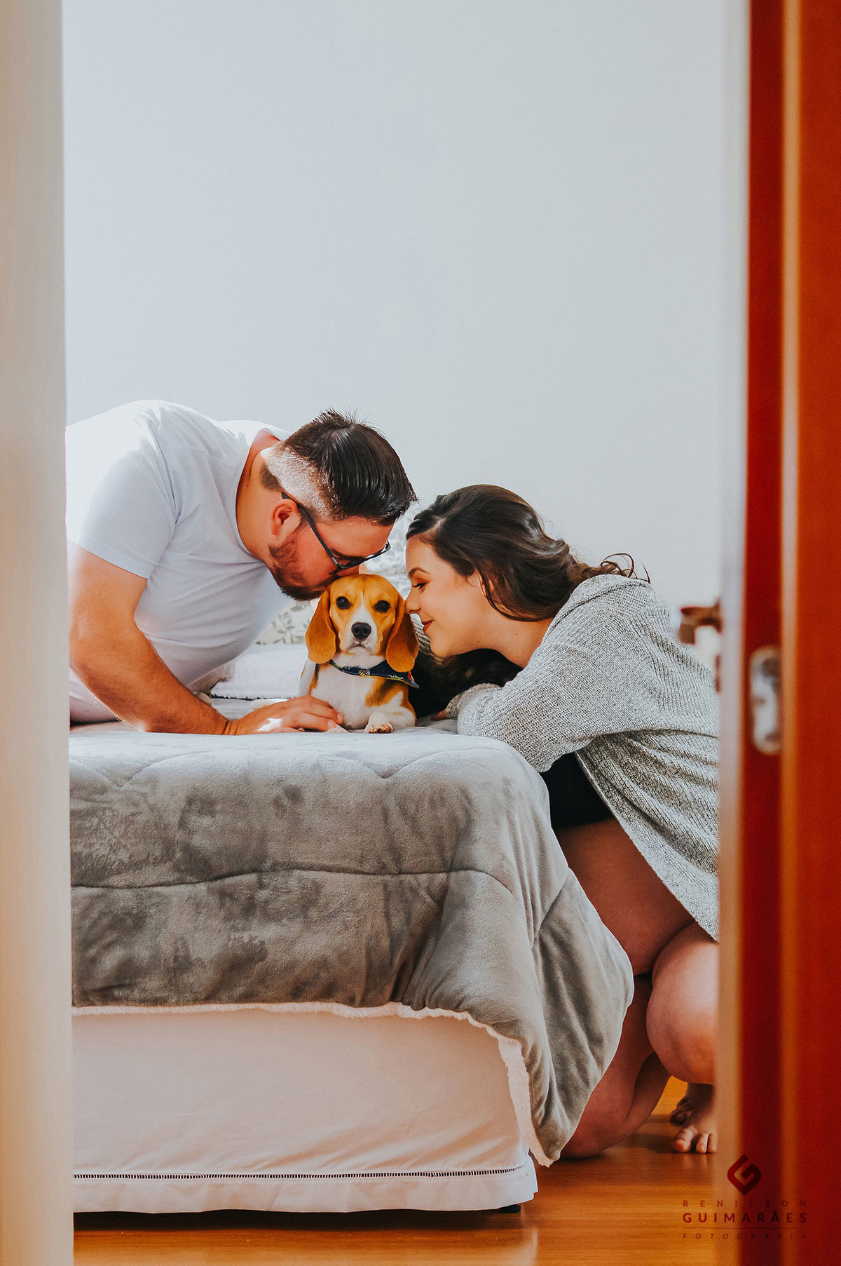 Fotos da gestante com o cachorrinho em cima da cama
