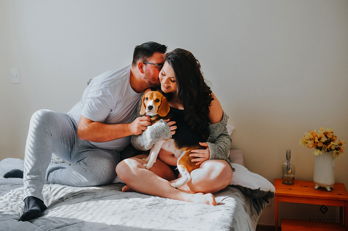 Ensaio de gestante no quarto
