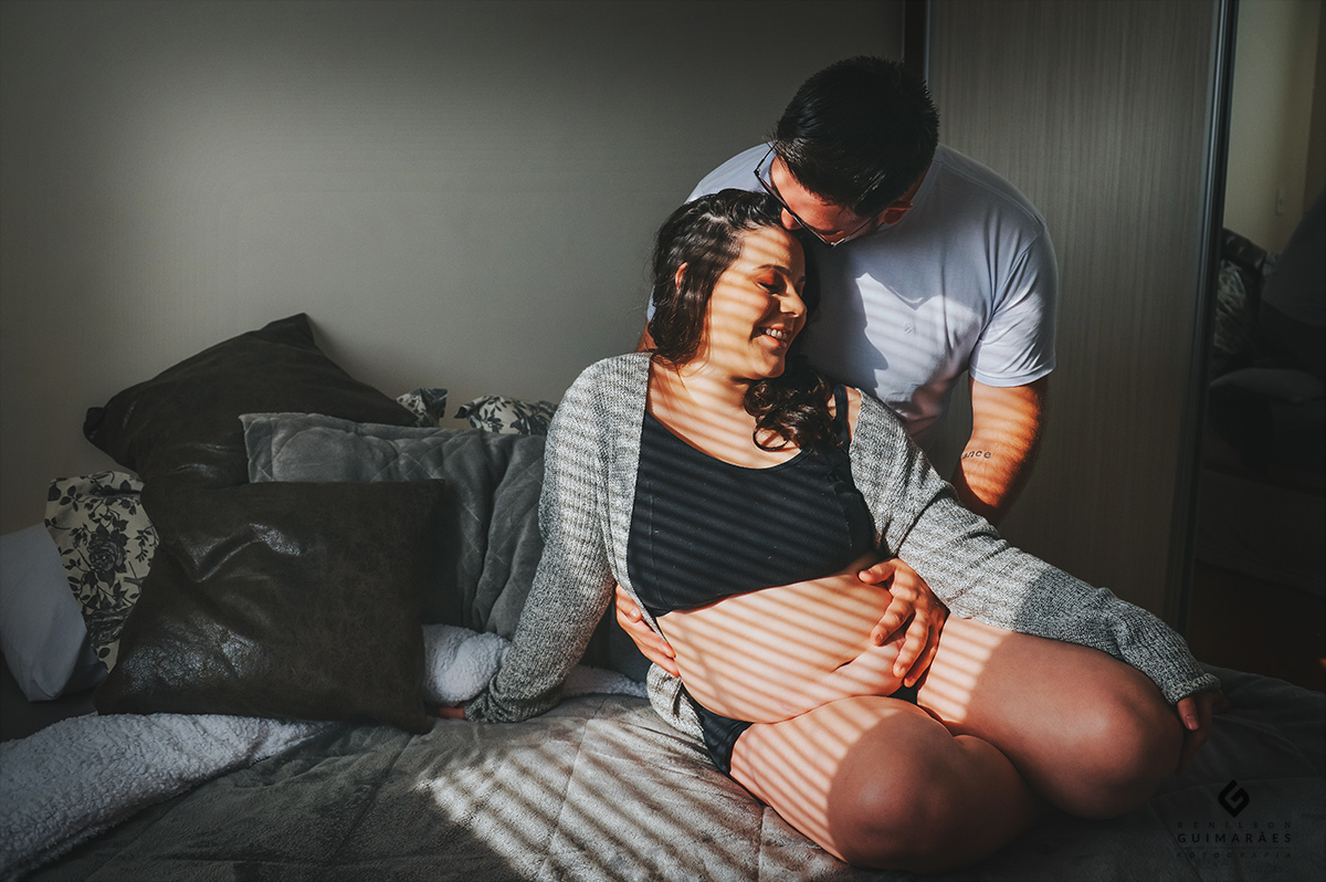 O esposo beijando a testa da gestante