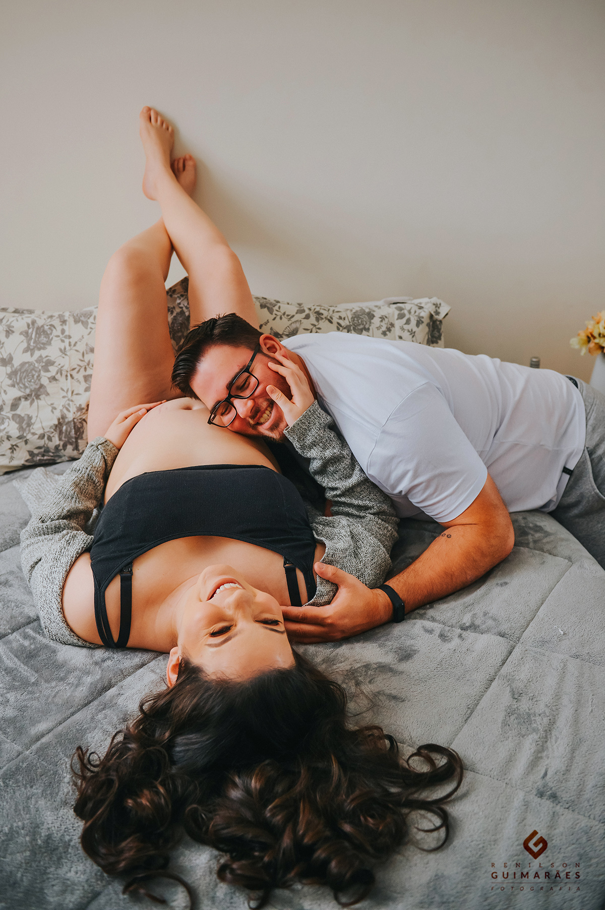 Pai fazendo carinho na barriga da mamãe
