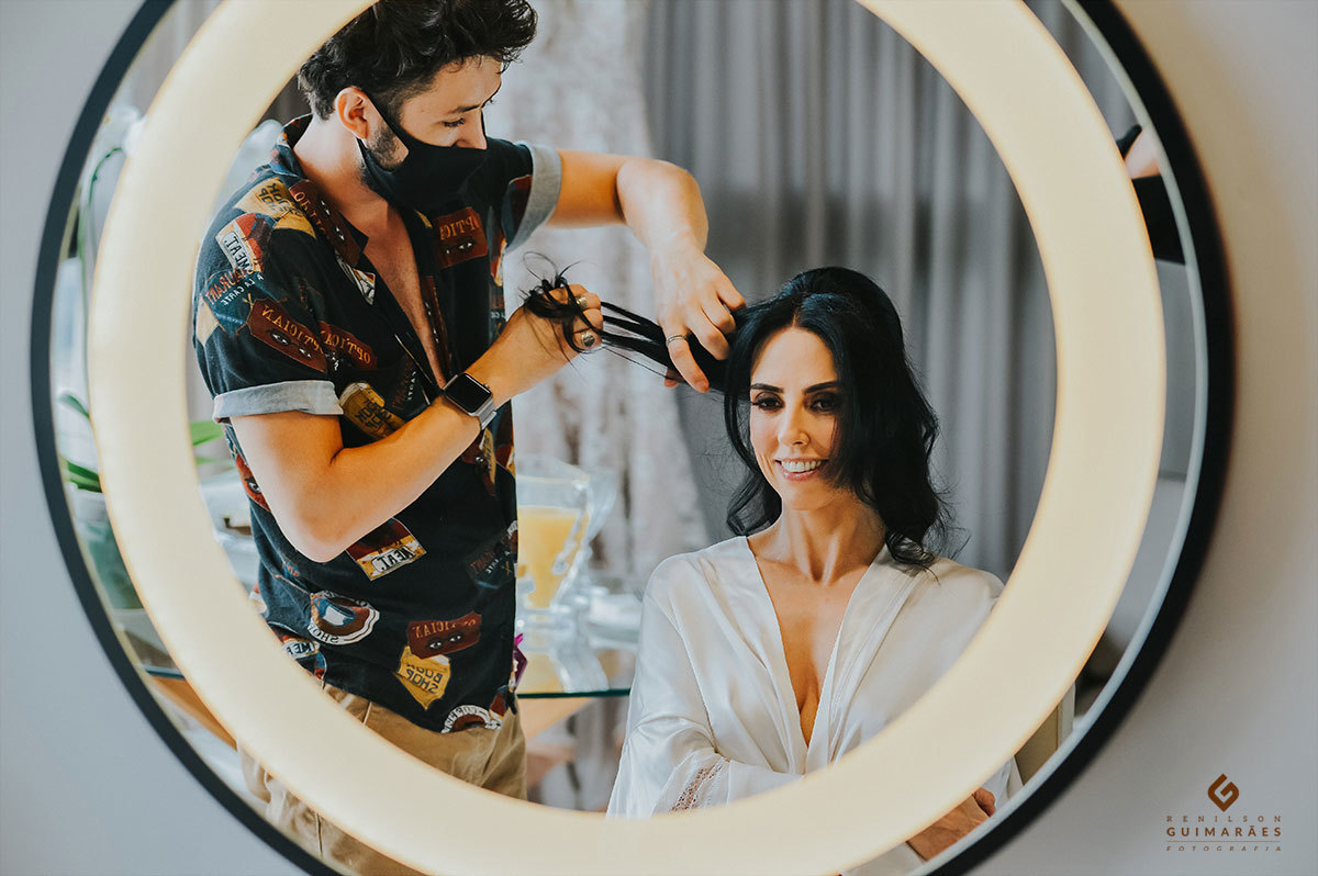 A noiva arrumando o cabelo no making of