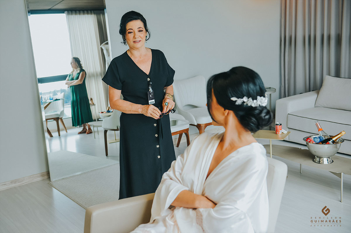 A mãe da noiva conversando com ela