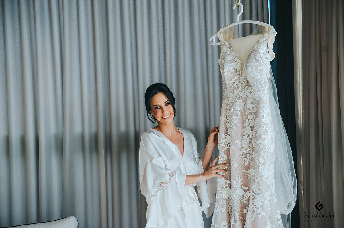 A noiva Anna admirando seu vestido de noiva da Eliana Zanini