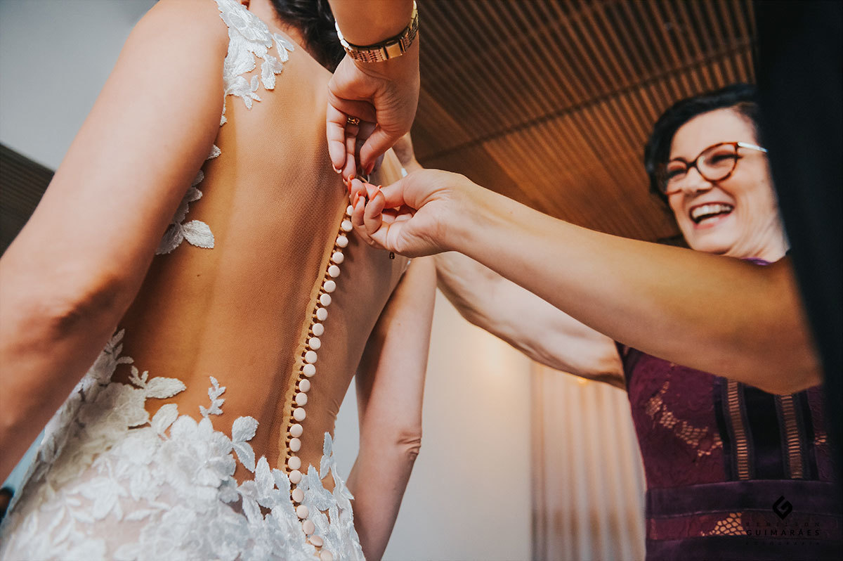 Fechando o vestido da noiva