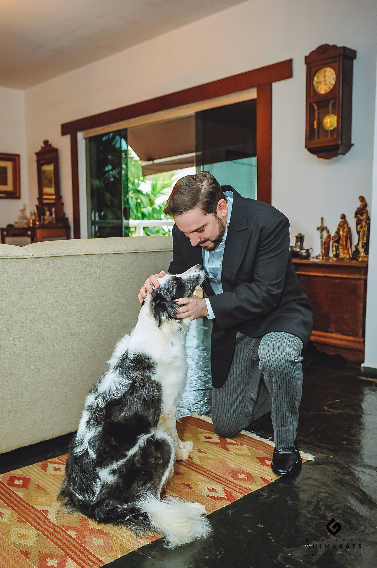 O carinho do noivo no seu cachorro antes de sair para se casar