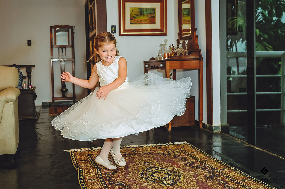 A daminha dançando em casa antes de ir para a igreja