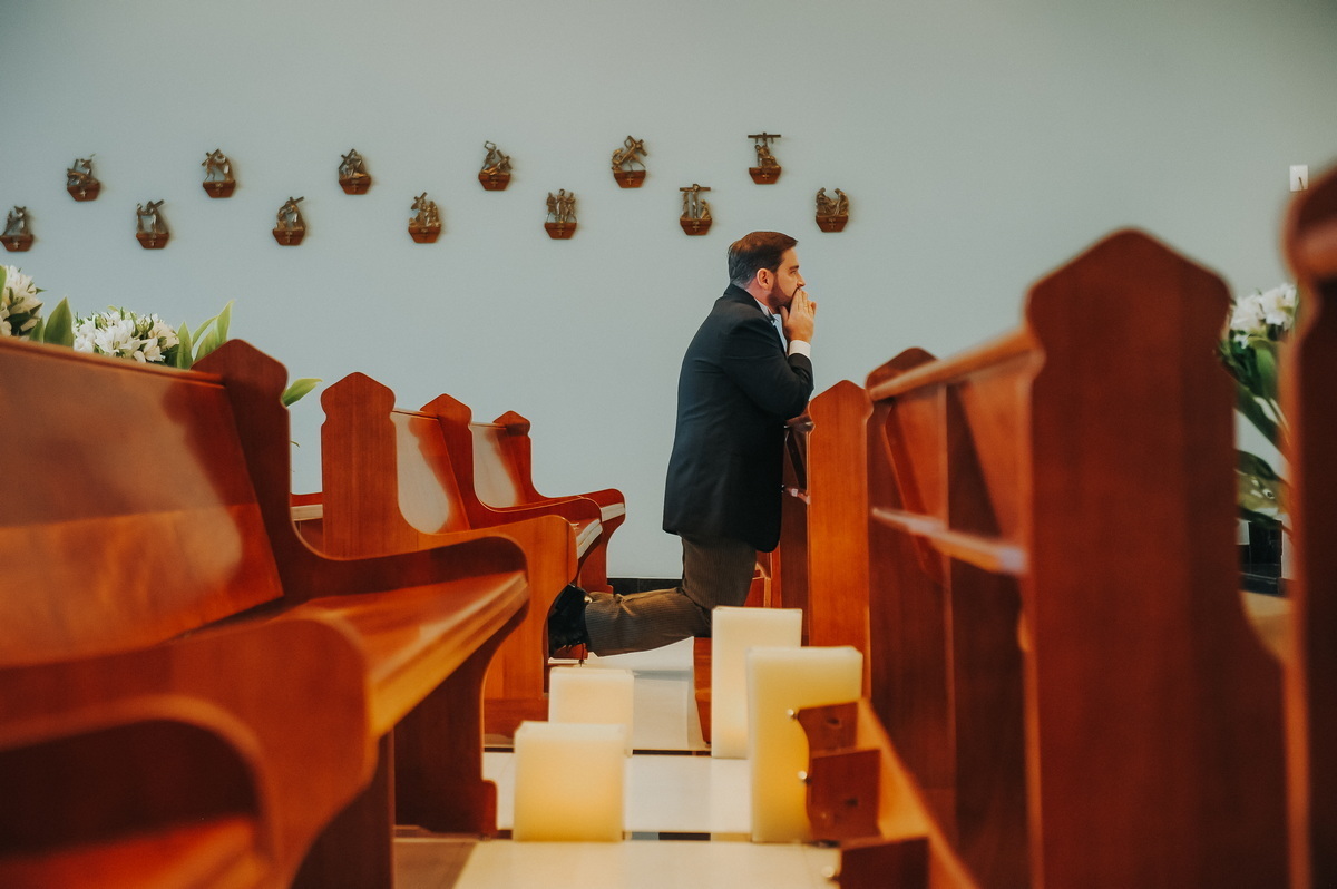 O noivo Rodolfo em seu momento de oração antes da cerimônia de casamento