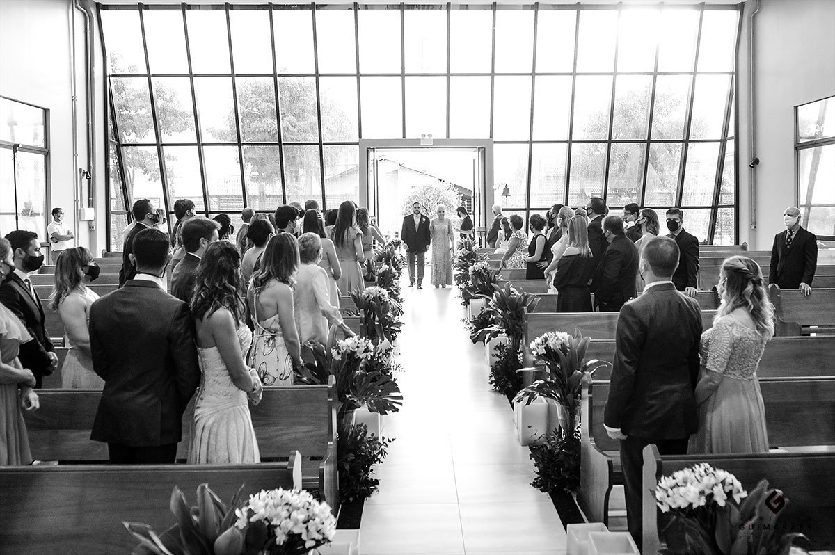 Hora da entrada do noivo na igreja