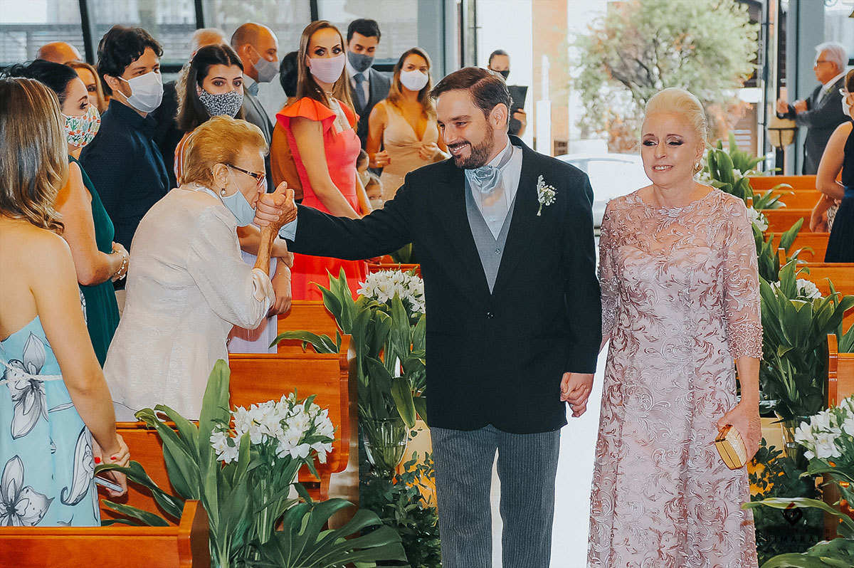 Aquele carinho da avó na entrada do noivo