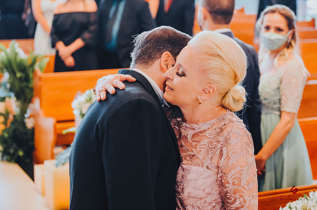 O beijo da mãe do noivo na igreja, despedida do filho