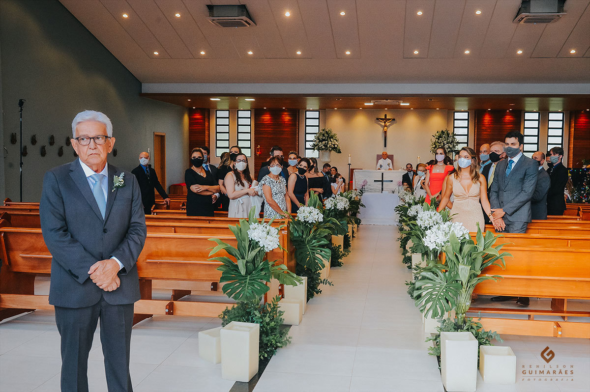 O pai da noiva esperando ela na entrada da igreja