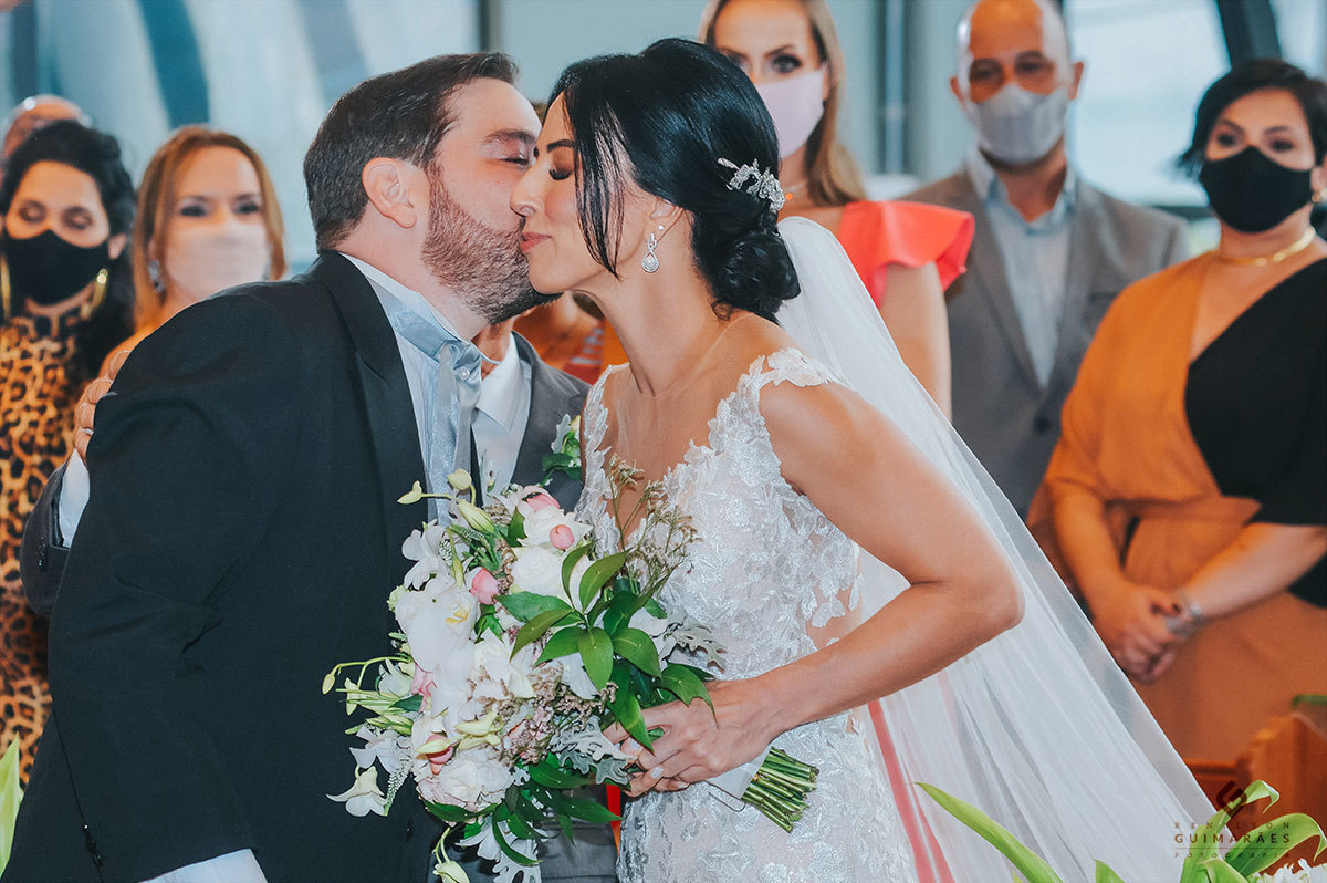 O noivo recebendo a noiva com um beijo no rosto