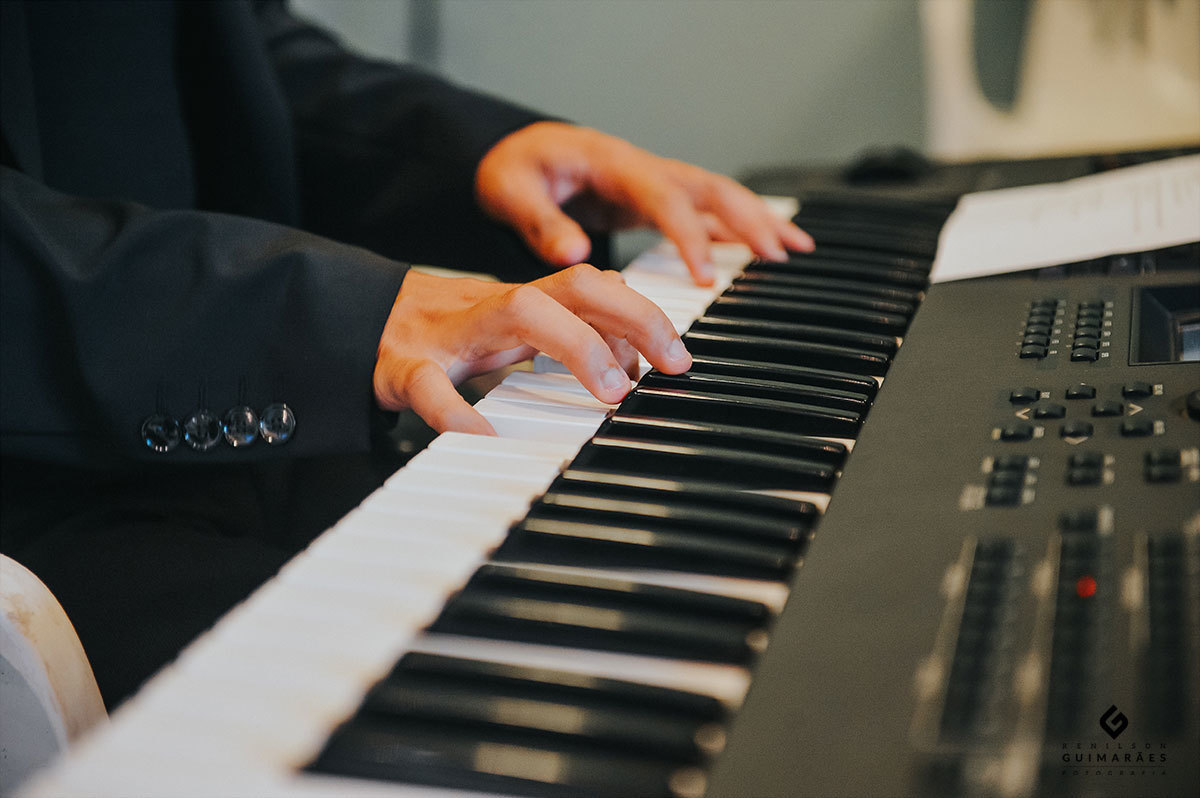 Tocando o teclado no casamento