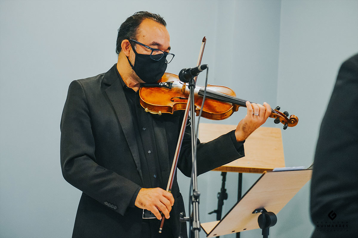 Tocando violino no casamento
