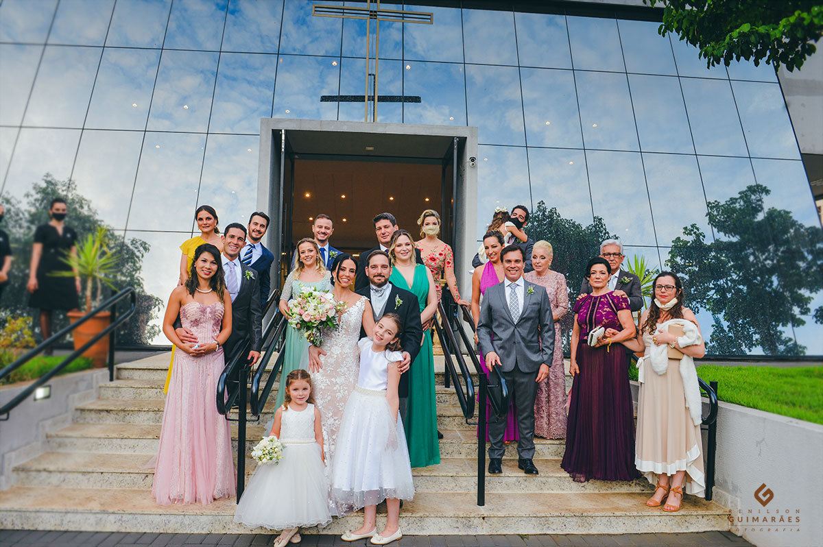 Fotos dos noivos com os convidados na porta da igreja