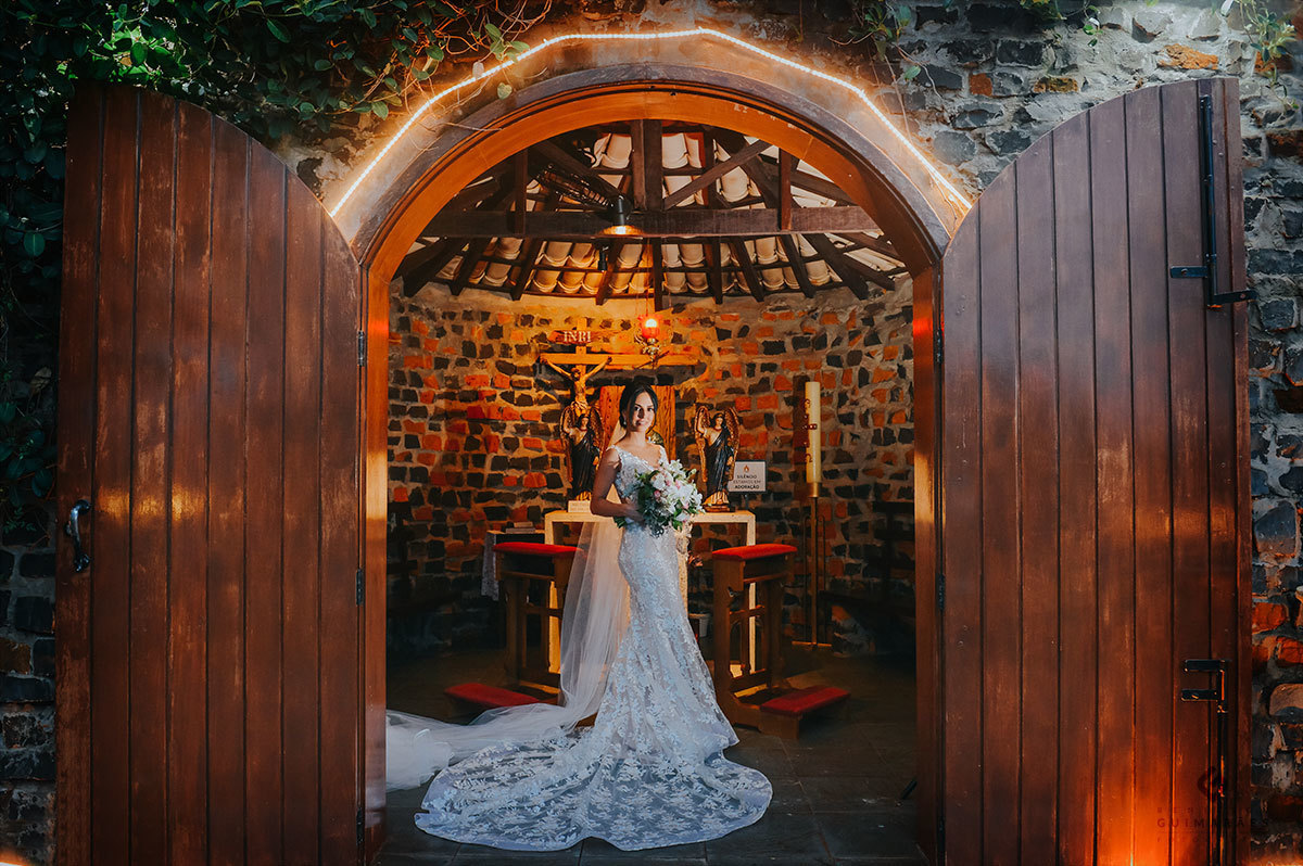 Foto da noiva na capela Nossa Senhora do Silêncio