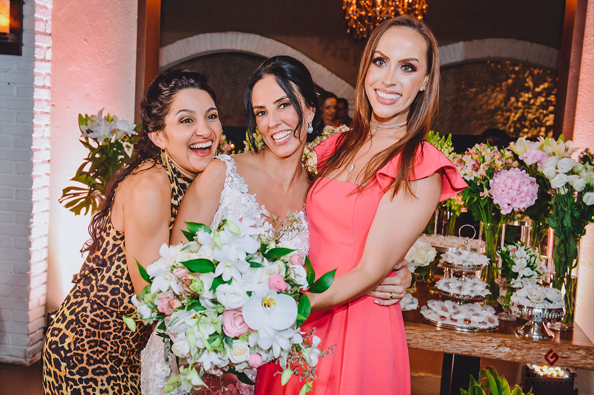 Amigas da noiva com o bouquet