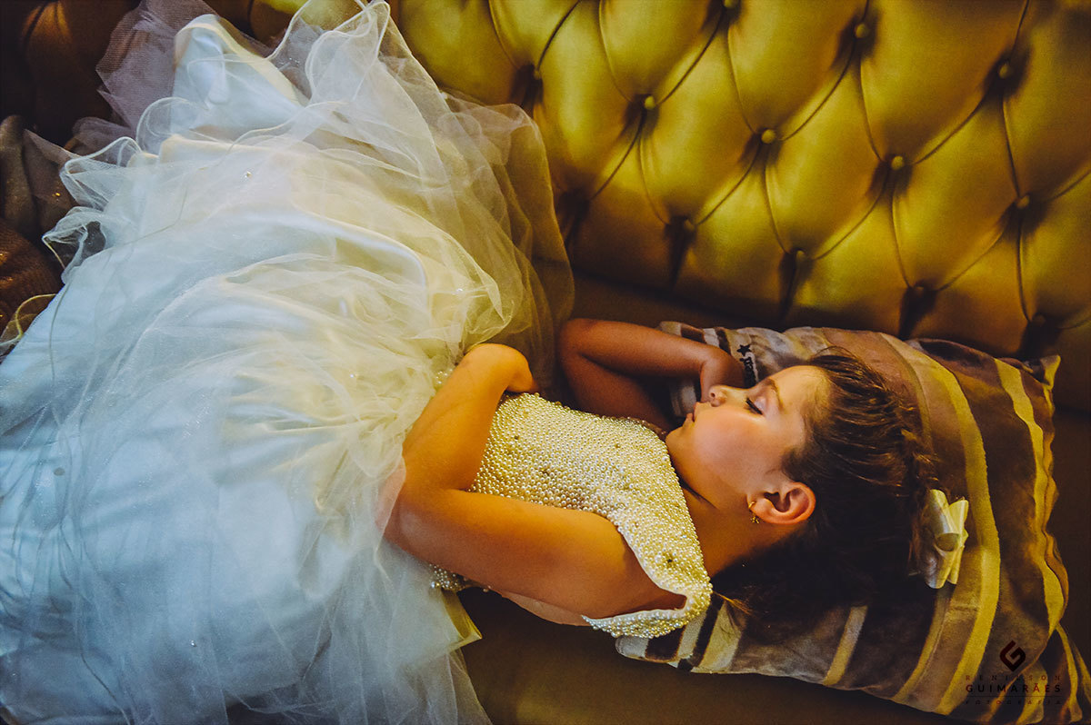 Daminha dormindo no sofá da recepção do casamento