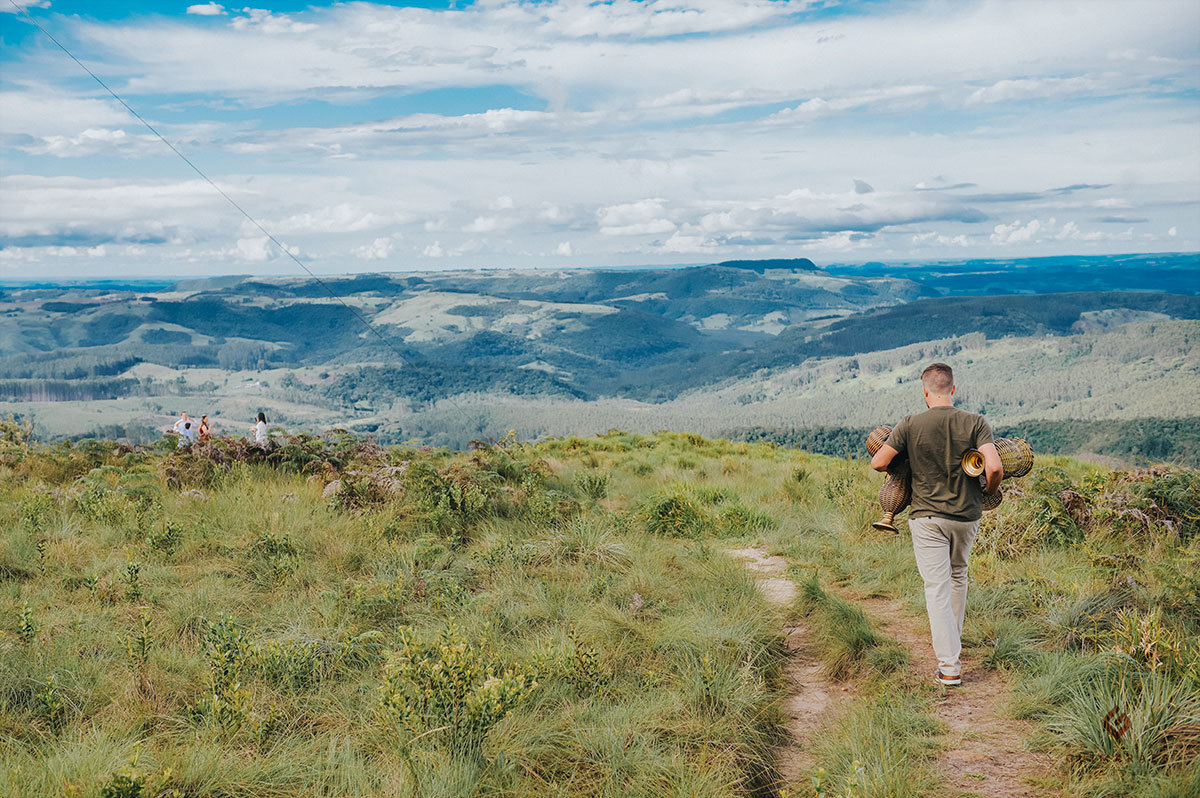 Arrumando o local da cerimônia no Morro Pedra Branca