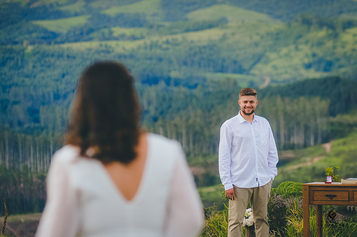 O noivo Victor esperando a noiva no morro da pedra branca
