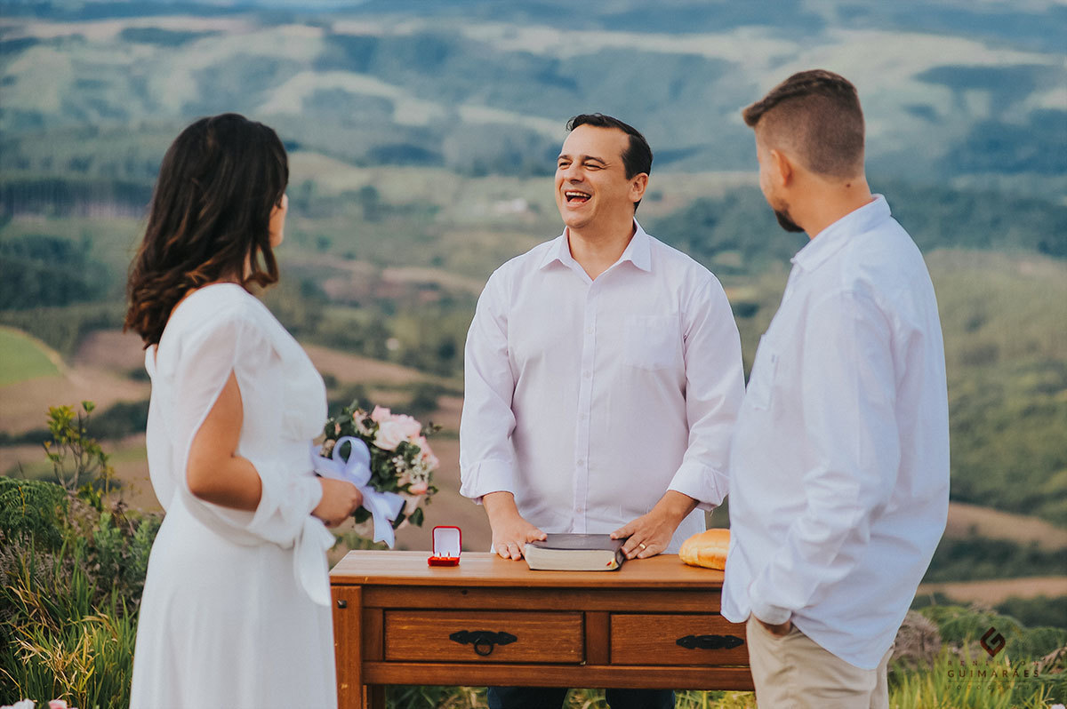 O celebrante com os noivos no Elopement Wedding no Morro