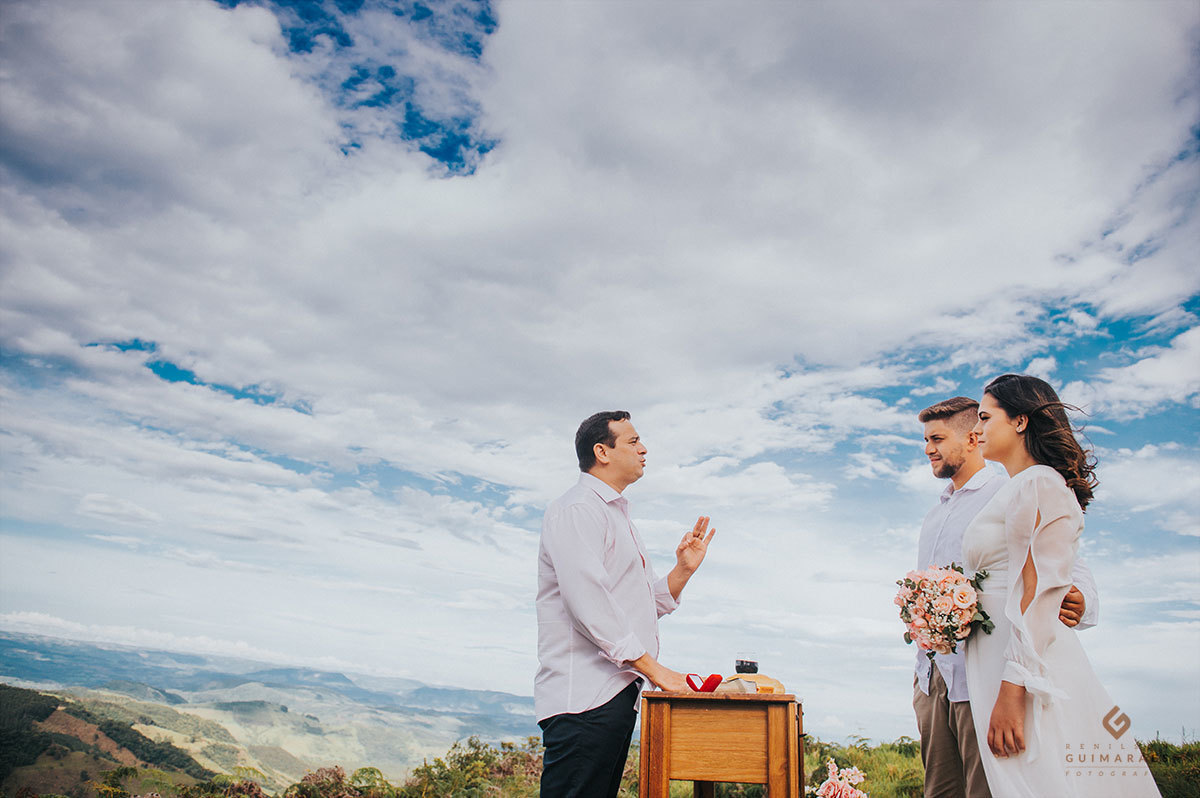 O celebrante falando com os noivos