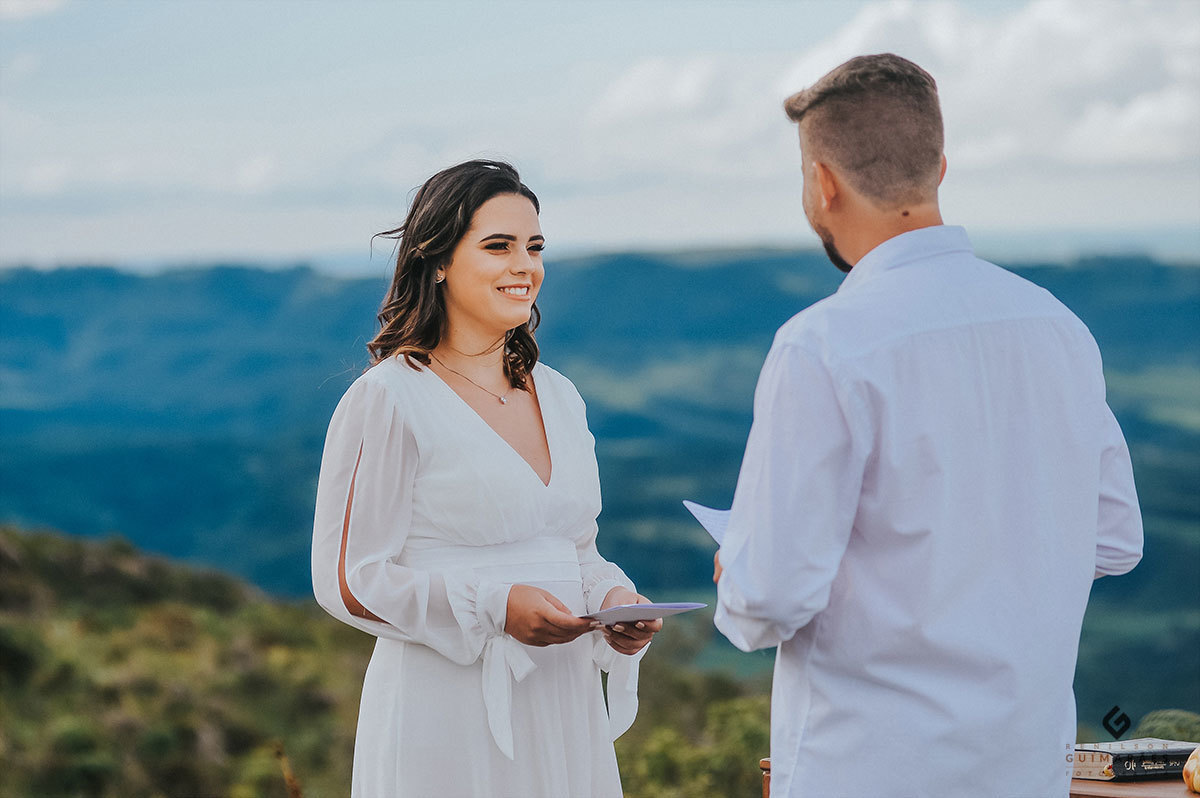 A noiva ouvindo os votos do Victor